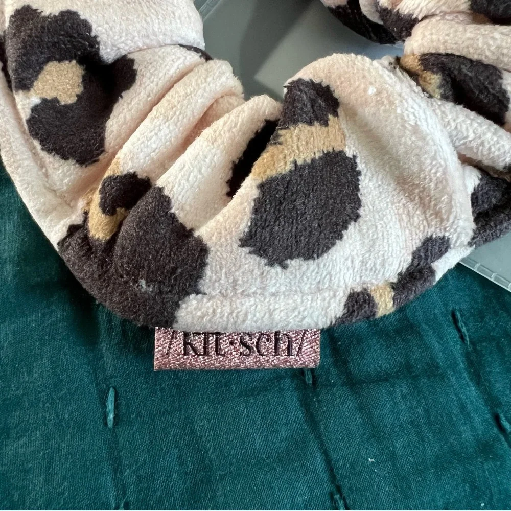 🐆 Kitsch Towel Scrunchie - Picture 3 of 4